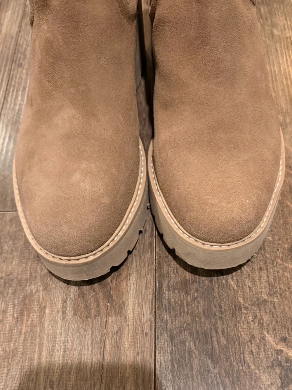 🐎Dolce Vita Suede Chelsea Booties in Taupe Brown
